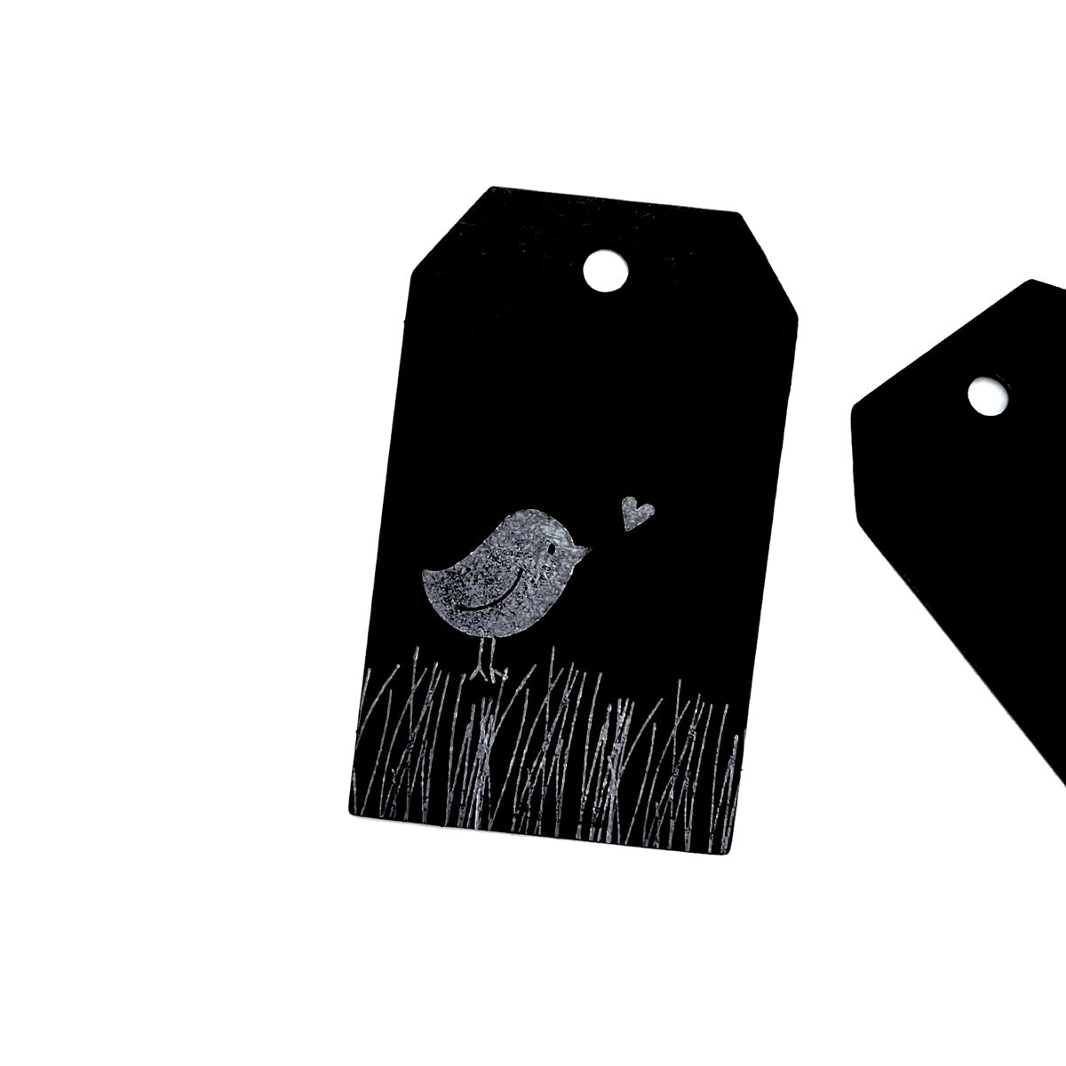 Anhänger aus schwarzer Pappe mit von Hand gestempeltem Motiv.