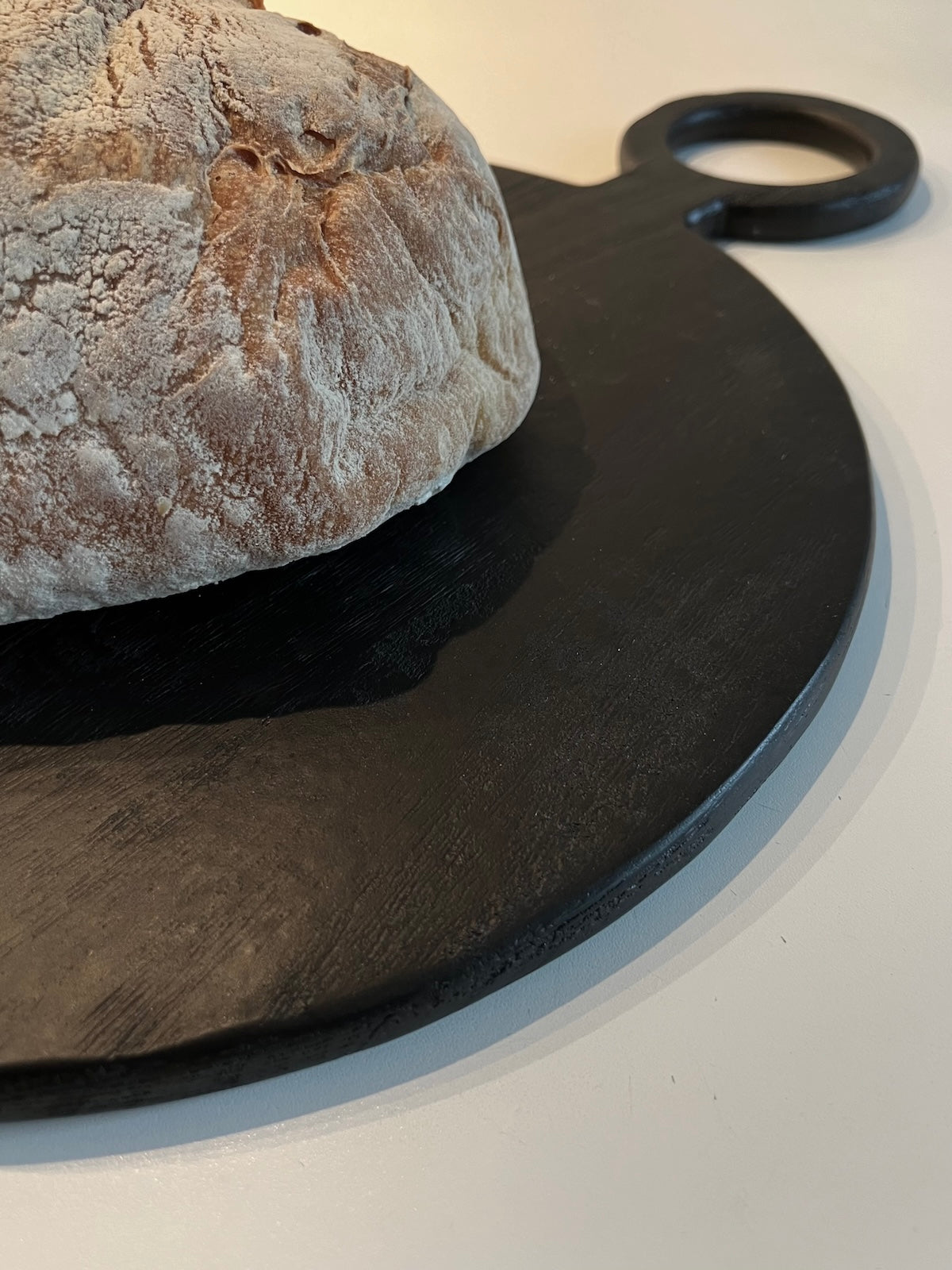 Wunderschönes rundes Holzbrett in drei unterschiedlichen Größen. Jedes Brett wurde schwarz gebeizt, lebensmittelecht. 