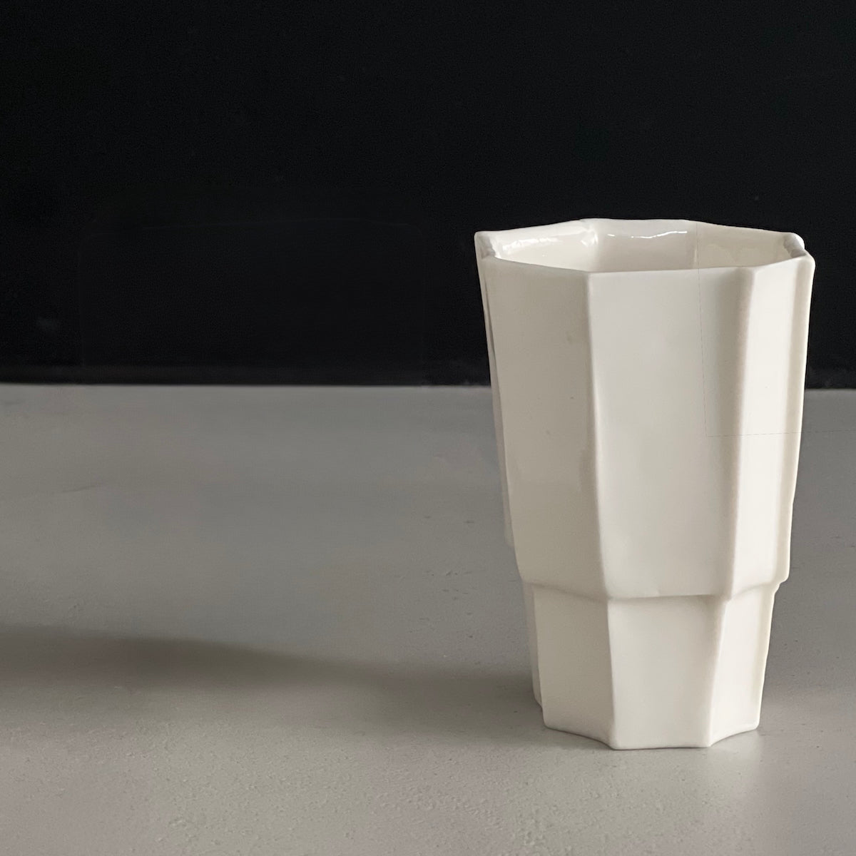 Weiße kleine Tasse aus feinem Porzellan. Bone China.