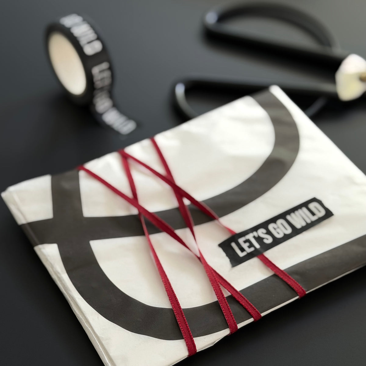 Dünnes rotes Geschenkband