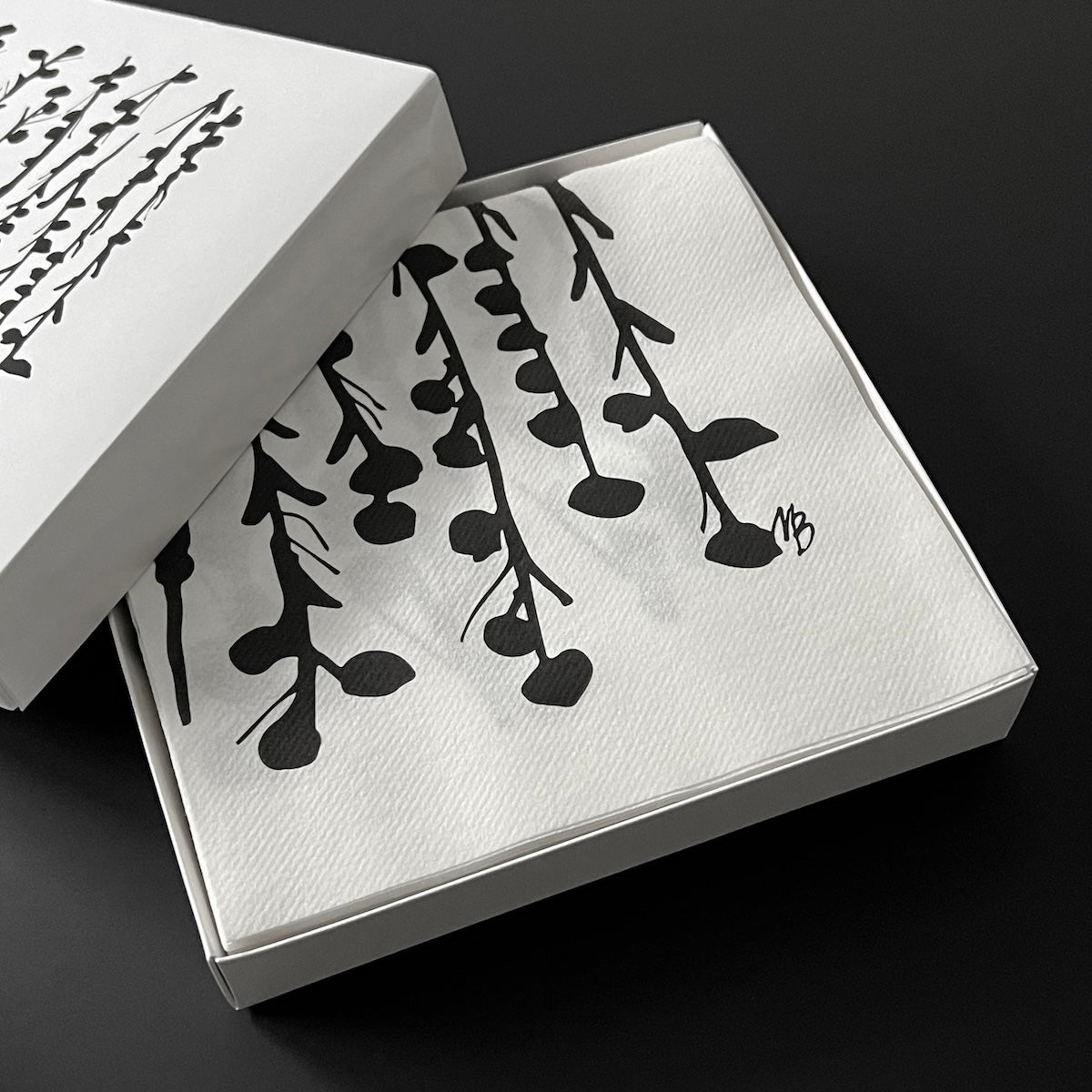 Servietten mit abstraktem floralem Blumen Kunstdruck der dänischen Künstlerin und Designerin Malene Birger. Sehr hochwertig durch die textile Haptik. 20 Stück im Geschenkkarton, ebenfalls mit dem entsprechenden Kunstdruck.