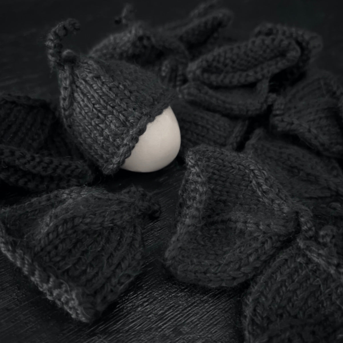 In liebevoller Handarbeit gestrickter Eipulli. Damit bleibt dein Frühstücksei schön warm.