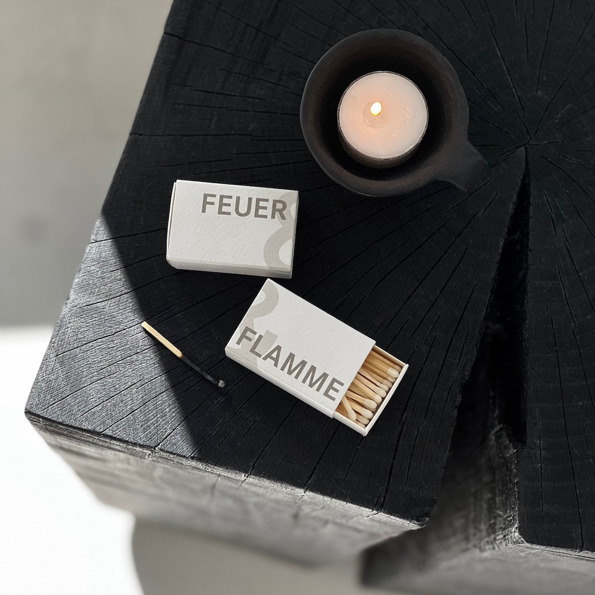 Kerzen und Streichhölzer - Feuer und Flamme von Raumgestalt