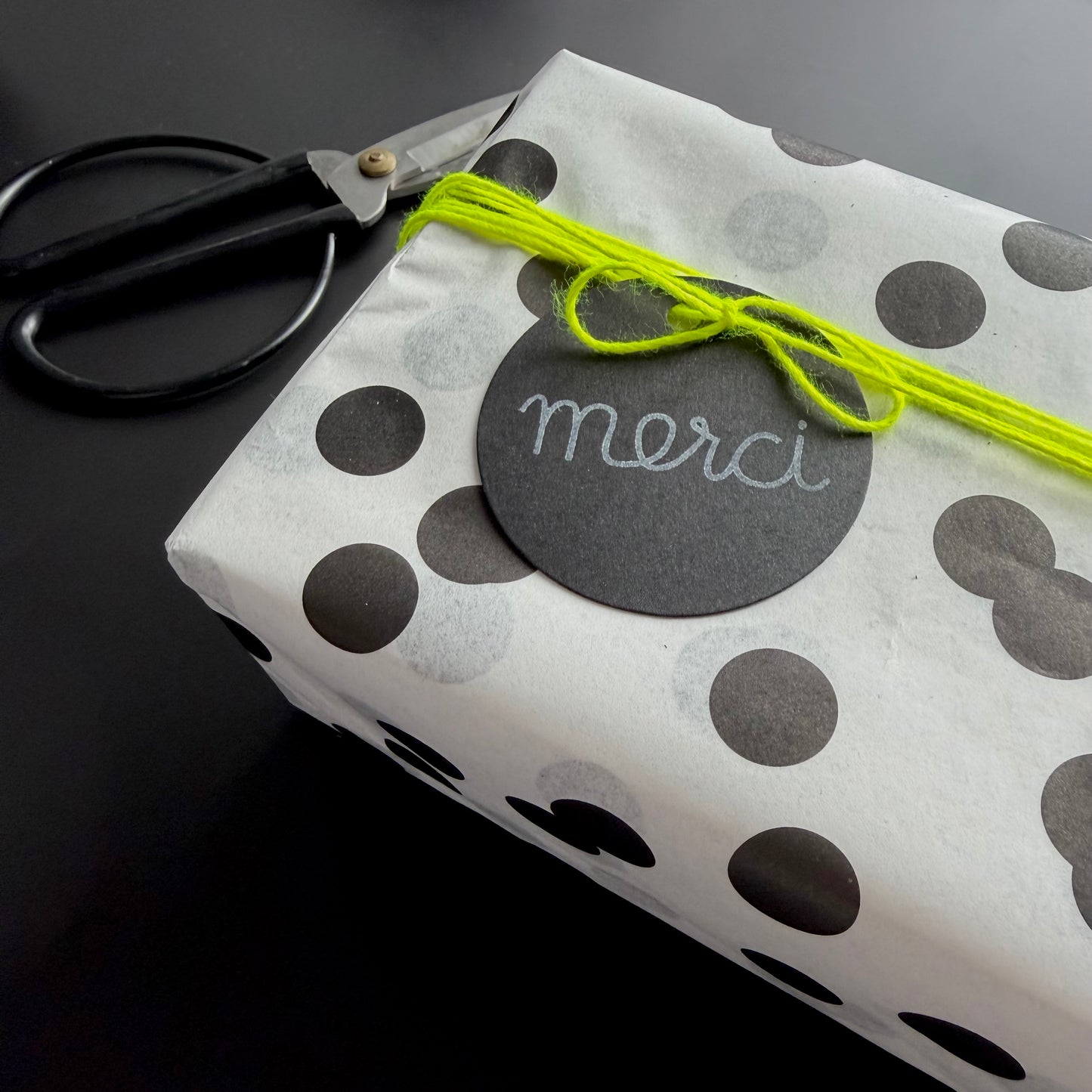 Geschenkpapier mit Punkten