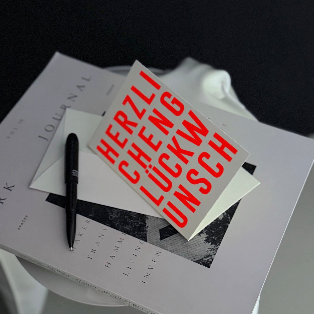 Glückwunschkarte mit Neon Schrift