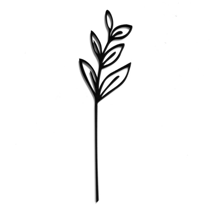 Filigrane Blume 'Lilly' aus 3mm Birkenholz verblüht garantiert nicht. Ein richtig schönes Mitbringsel. Kommt auf einem schwarzen Karton mit von Hand gestempeltem Schriftzug. Bei jeder Blume sieht man die schöne Holz-Maserung.