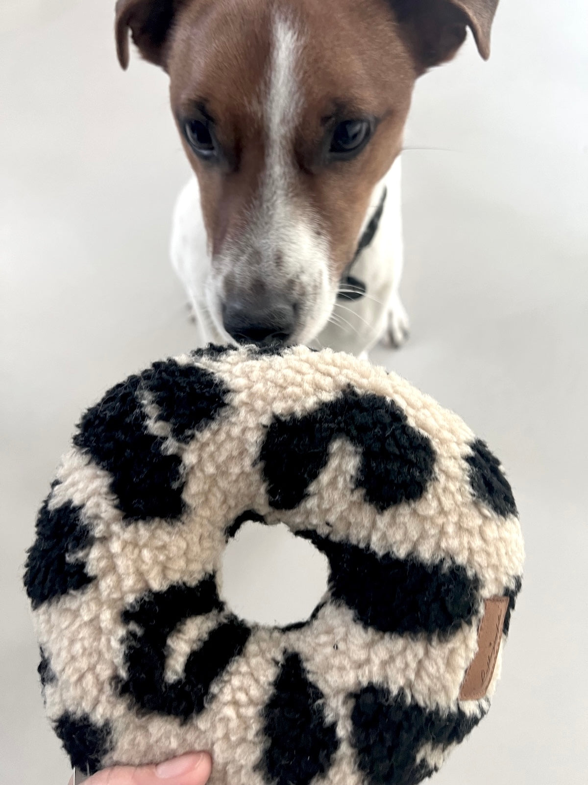 Neuzugang in Theo´s Spielzeugkiste. Jeder Donut von Lieblingspfote ist super flauschig und knistert etwas. Jeder wird in liebevoller Handarbeit in Hamburg gefertigt, so kann es sein, das die Wolken klein wenig variieren.