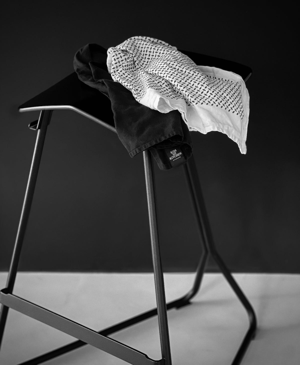 Küchenhandtücher von Kiss my Kitchen aus Halbleinen Uni schwarz und schwarz weiß