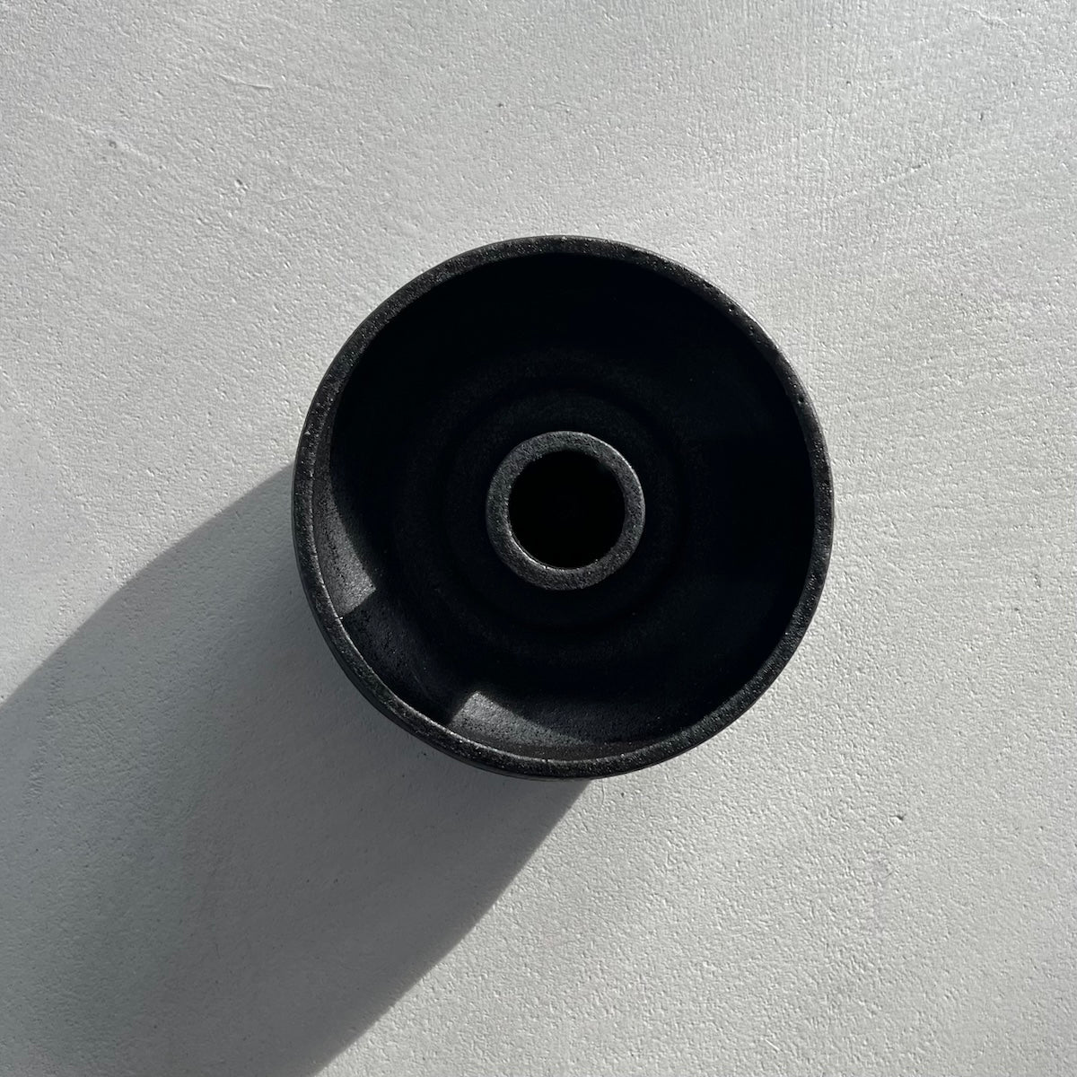 Modernen handgefertigter Kerzenständer aus schwarzer Keramik.