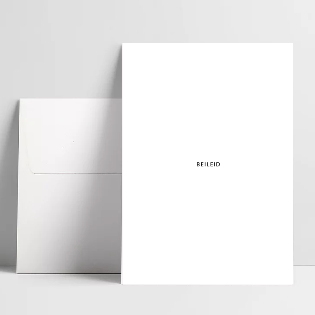 Kondolenzkarte zum Abschied eines geliebten Menschen. Klappkarte mit Blanko Innenseiten, Rückseite mit dezentem Aufdruck.
Maße: DIN A6 / inkl. Umschlag