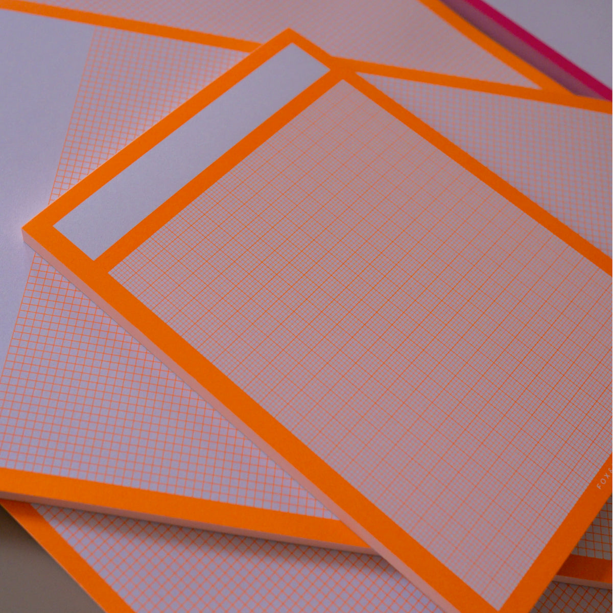 Block in zwei unterschiedlichen Größen für Skizzen und Notizen. Jeder Block hat 50 karierten Seiten (90g) und eine Leimkante in neon-orange!
Maße: DINA6, DINA5