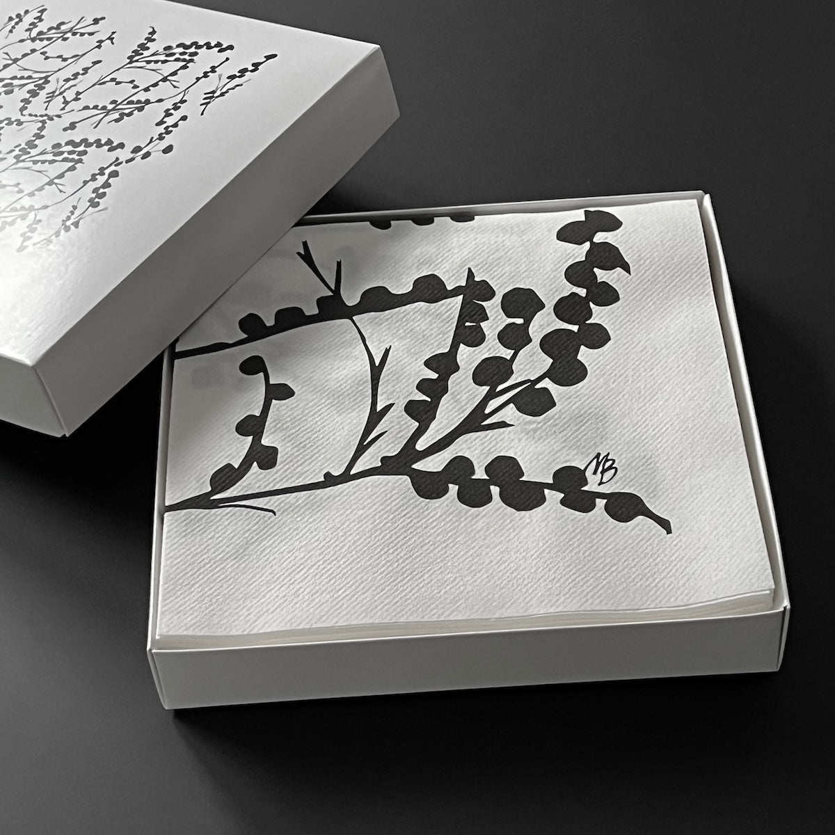 Servietten mit abstraktem floralem Blumen Kunstdruck der dänischen Künstlerin und Designerin Malene Birger. Sehr hochwertig durch die textile Haptik. 20 Stück im Geschenkkarton, ebenfalls mit dem entsprechenden Kunstdruck.