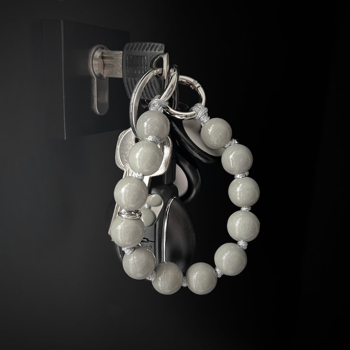 Trendige Handkette oder Schlüsselanhänger Grau mit nachhaltigen Holzperlen, 22 cm
