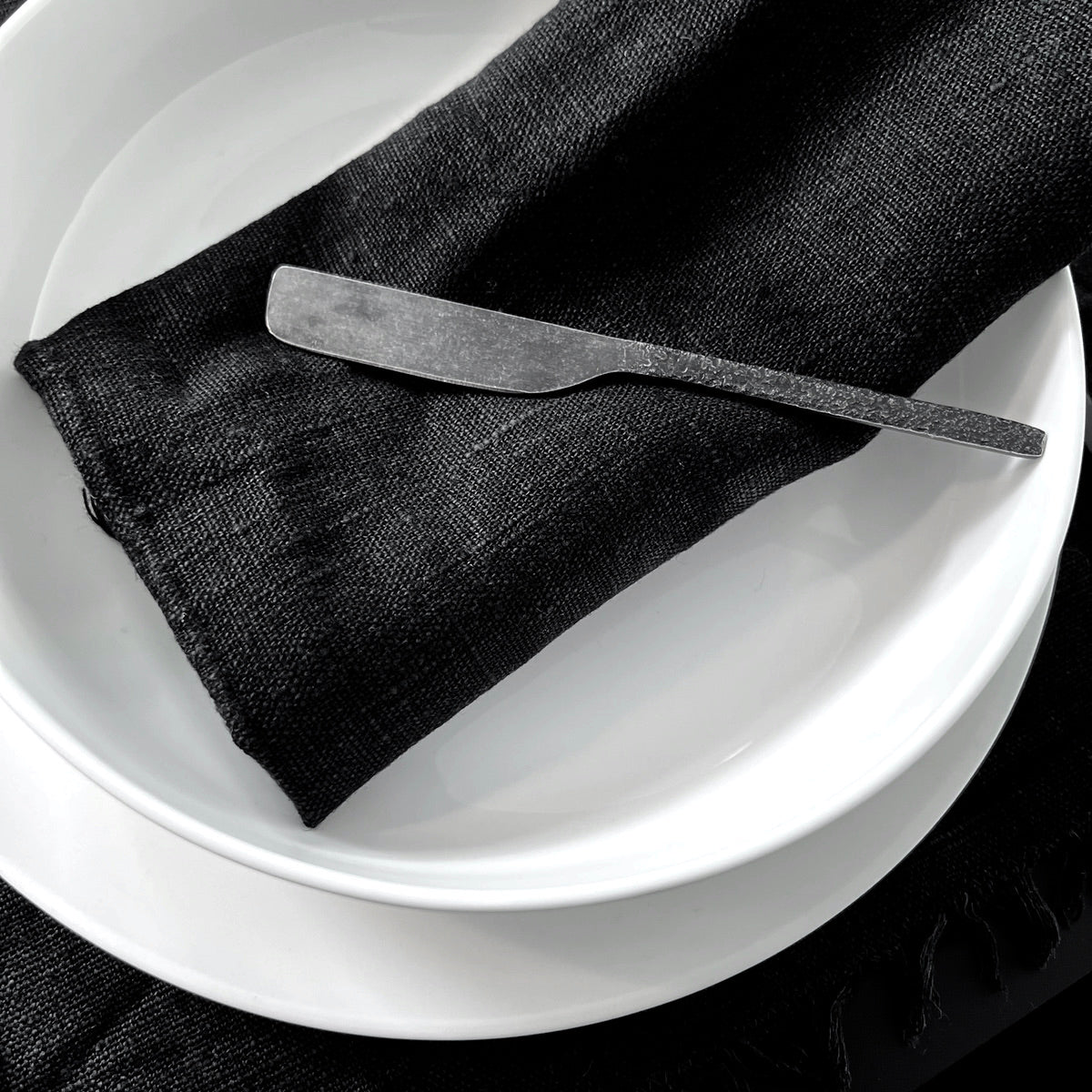 Leinen Serviette mit Fransen in schwarz, weiß oder grau.