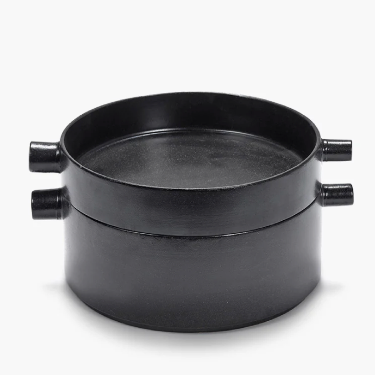 Schwarze Servier- und Ofen Schale aus der FCK-Kollektion von Serax. Die Schale besticht durch ihr modernes Design und hat Objekt Charakter. Ihre grafische Form ermöglicht das Stapeln, auch mit der größeren Version und erleichtert so die Aufbewahrung. Für Mikrowelle und Ofen (bis 180°C) geeignet. Auch als Salat- und Obstschale ist sie ein Hingucker.
Material: Steingut
Pflege: Spülmaschinenfest