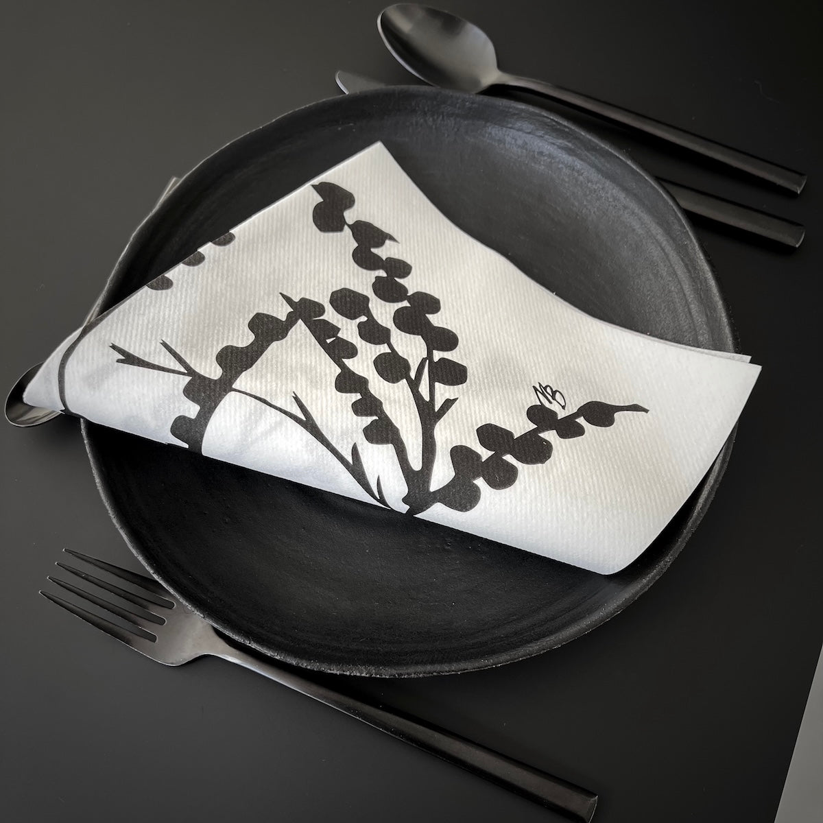 Servietten mit abstraktem floralem Blumen Kunstdruck der dänischen Künstlerin und Designerin Malene Birger. Sehr hochwertig durch die textile Haptik. 20 Stück im Geschenkkarton, ebenfalls mit dem entsprechenden Kunstdruck.