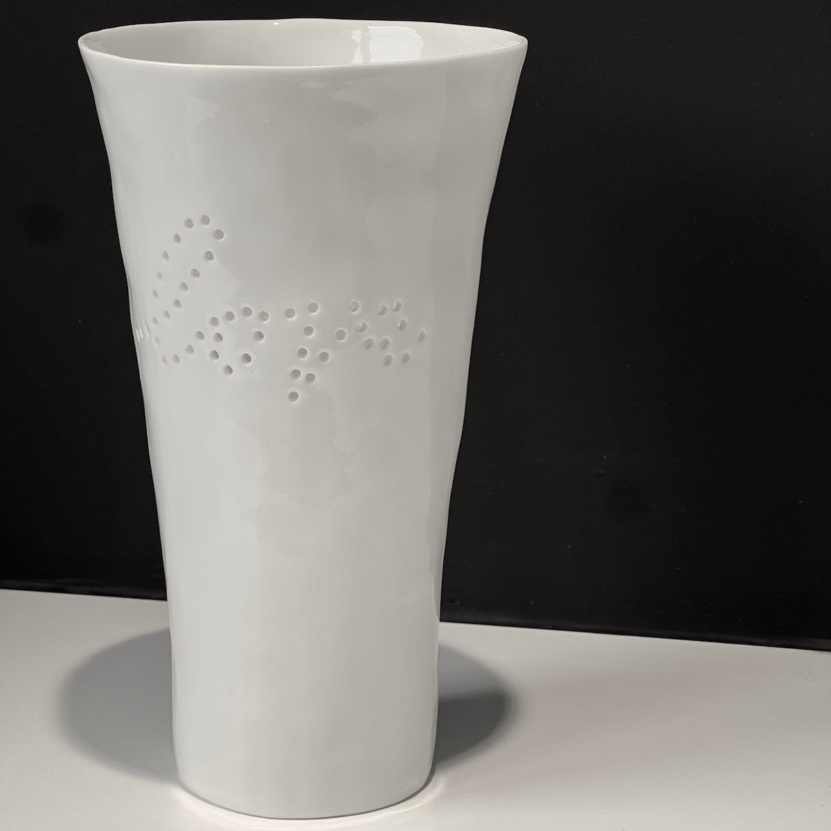 Porzellankunst made in Düsseldorf. Die glasierte Vase mit von Hand durchstochenem Schriftzug 'love' ist wirklich etwas ganz besonderes. Sie wurde in liebevoller Handarbeit und vielen Stunden gefertigt.