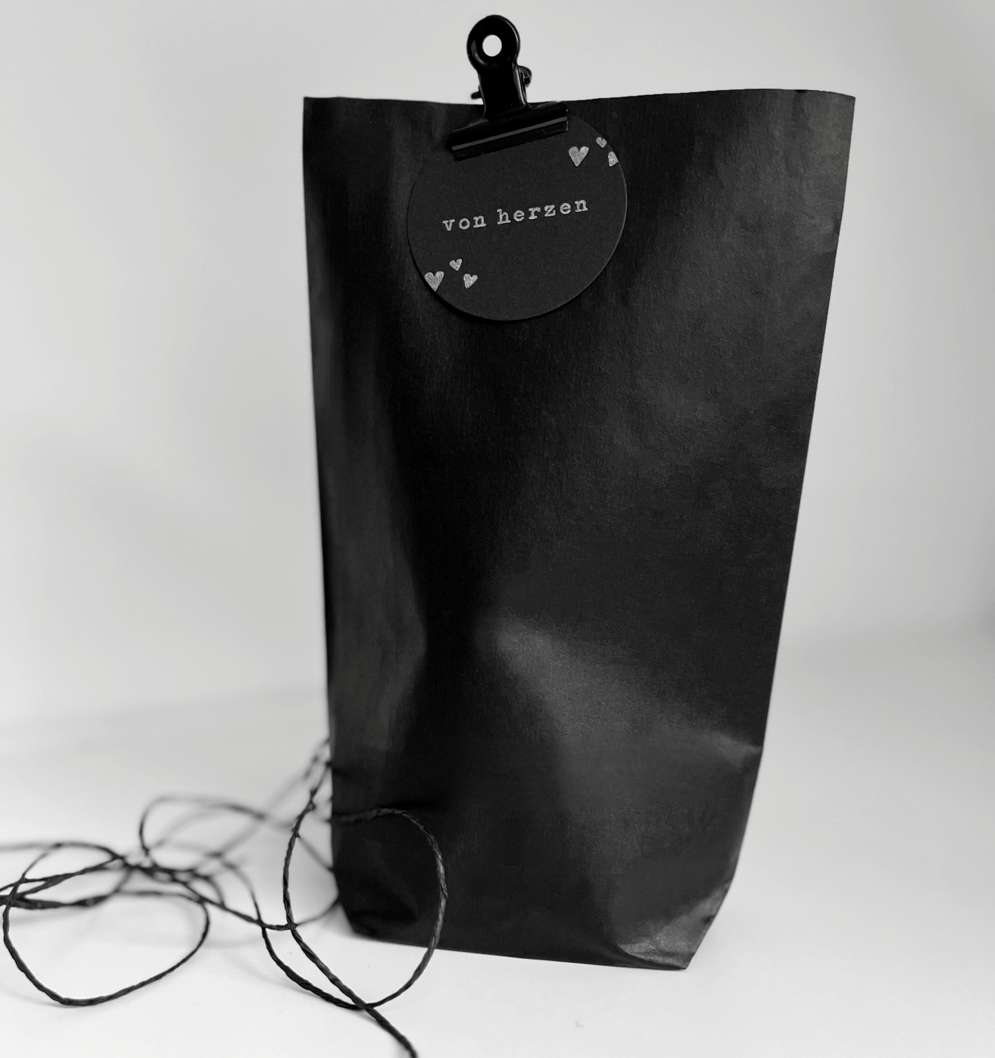 Schwarze Kreuzboden Geschenktüte mit Anhänger