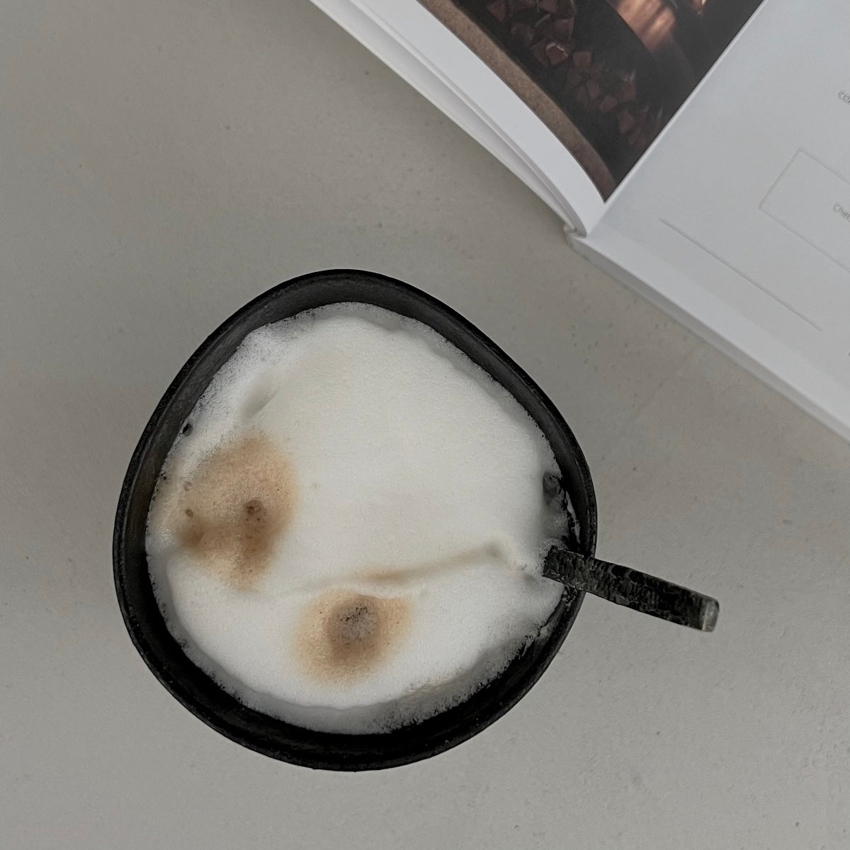 Becher aus schwarz matter Keramik, handgefertigt. Füllvermögen: ca. 220ml, spülmaschinenfest