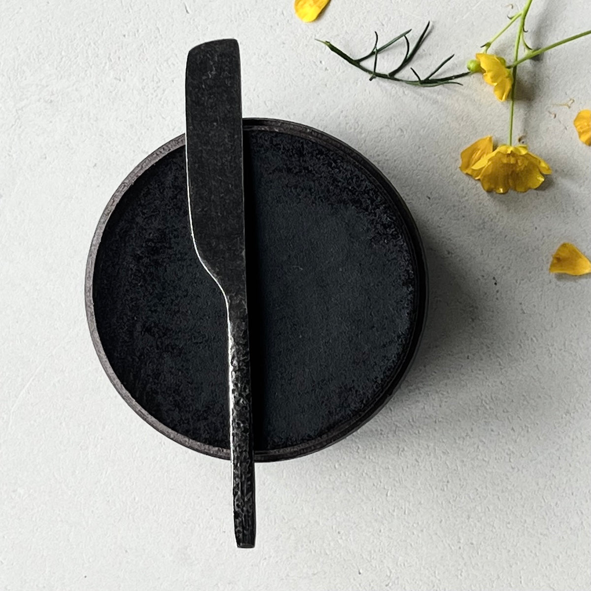 Butterdose aus schwarzer Keramik mit Deckel und Wasserkammer-System