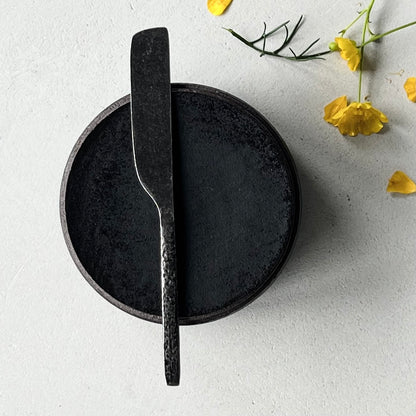Butterdose aus schwarzer Keramik mit Deckel und Wasserkammer-System