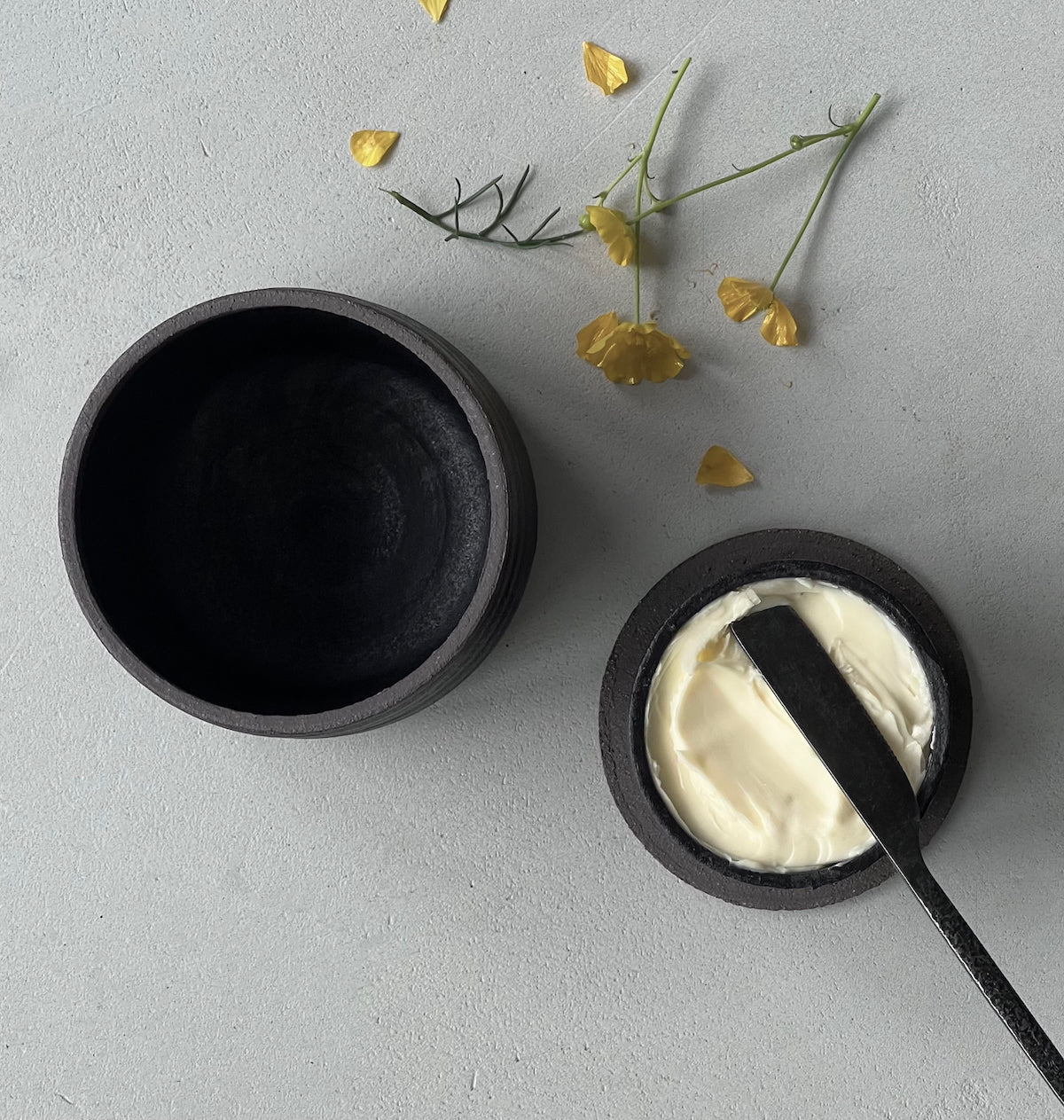 Schwarze Keramik-Butterdose zum befallen, Unikat-Handarbeit