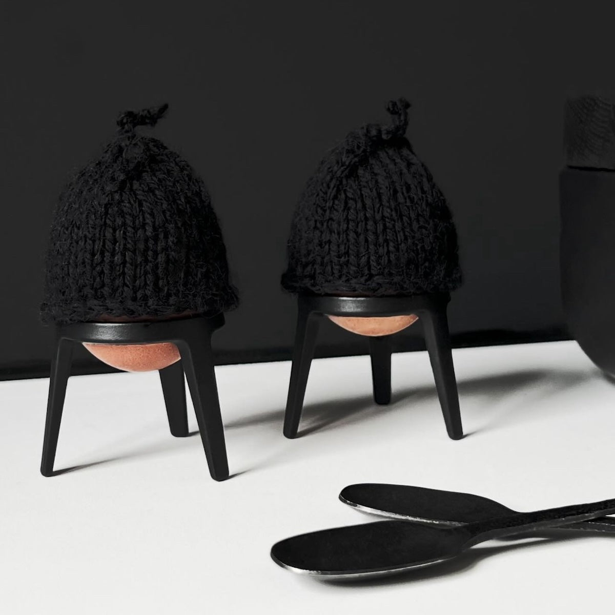 Zwei schlichte Eierbecher ohne großen Firlefanz.