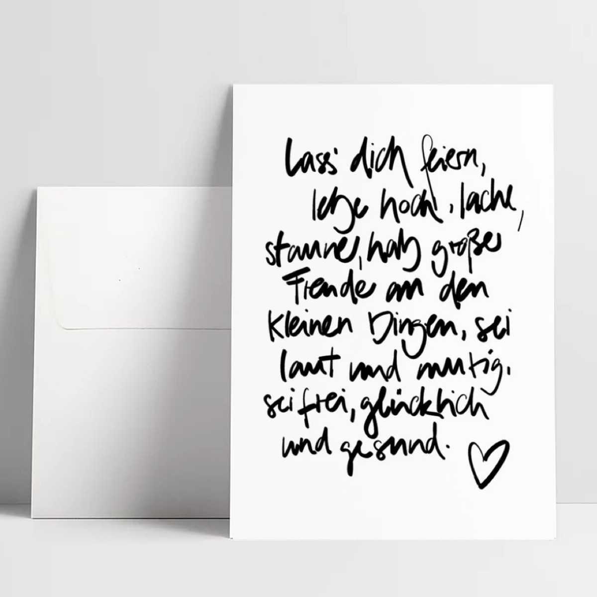 Glücklich sein und sich einfach feiern lassen! Glückwunschkarte mit Blanko Innenseiten, Rückseite mit dezentem Aufdruck.

Maße: DIN A6 / inkl. Umschlag 