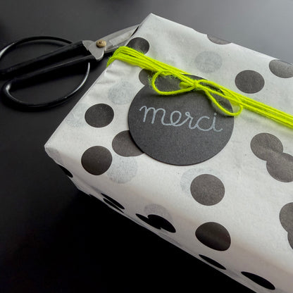 Geschenkpapier mit Punkten 