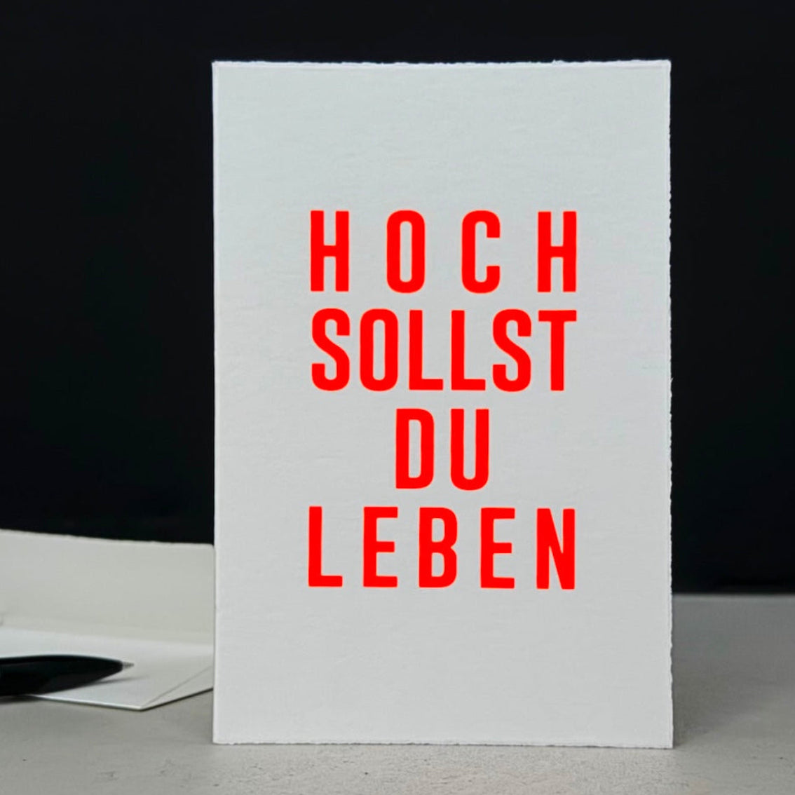 Glückwunschkarte mit neon Rotem Schriftzug Hoch sollst du leben