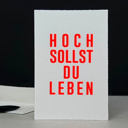 Glückwunschkarte mit neon Rotem Schriftzug Hoch sollst du leben