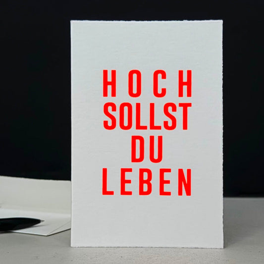 Glückwunschkarte mit neon Rotem Schriftzug Hoch sollst du leben