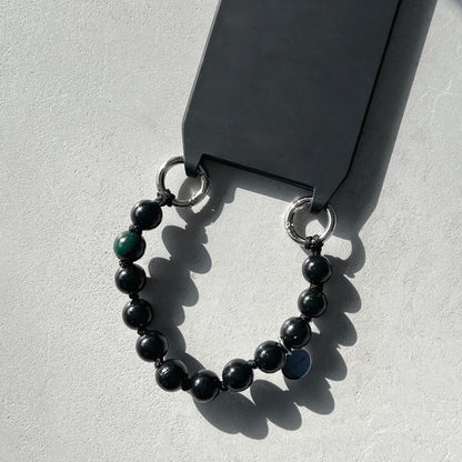 Handykette Schwarz mit Holzperlen und runden Karabiner.