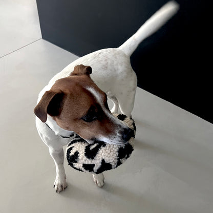 Neuzugang in Theo´s Spielzeugkiste. Jeder Donut von Lieblingspfote ist super flauschig und knistert etwas. Jeder wird in liebevoller Handarbeit in Hamburg gefertigt, so kann es sein, das die Wolken klein wenig variieren.
