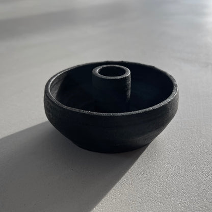 Handgefertigter Kerzenhalter aus schwarzer Keramik.