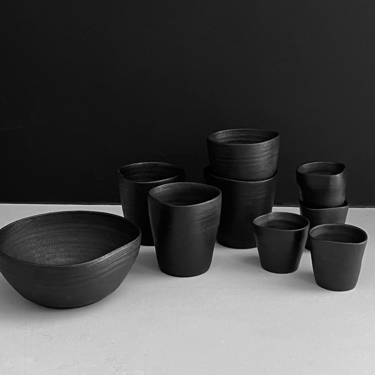 Geschirrserie aus schwarzer Keramik, handgefertigt in Österreich