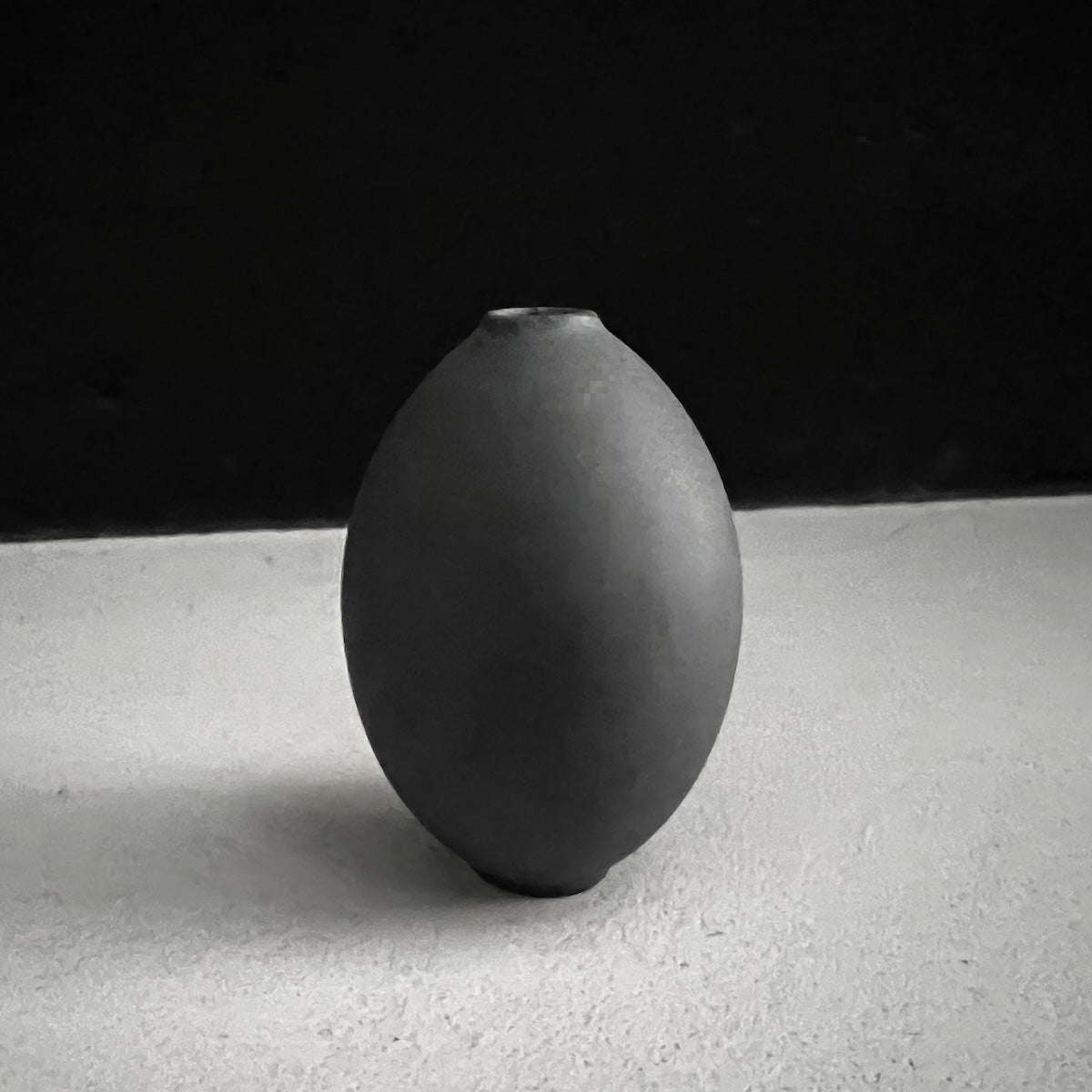 Kleine hohe Vase aus grauem Knochenporzellan