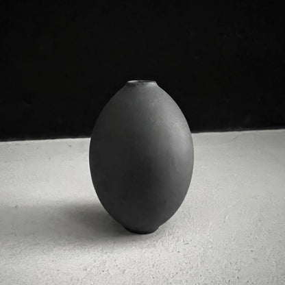Kleine hohe Vase aus grauem Knochenporzellan
