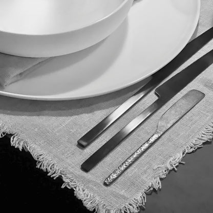 Hochwertiges Leinen Tischset mit Fransen in schwarz, weiß oder grau. 