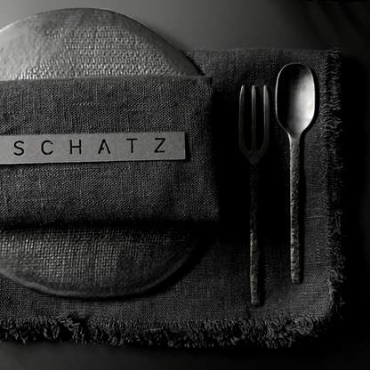 Hochwertiges Leinen Tischset mit Fransen in schwarz, weiß oder grau. 