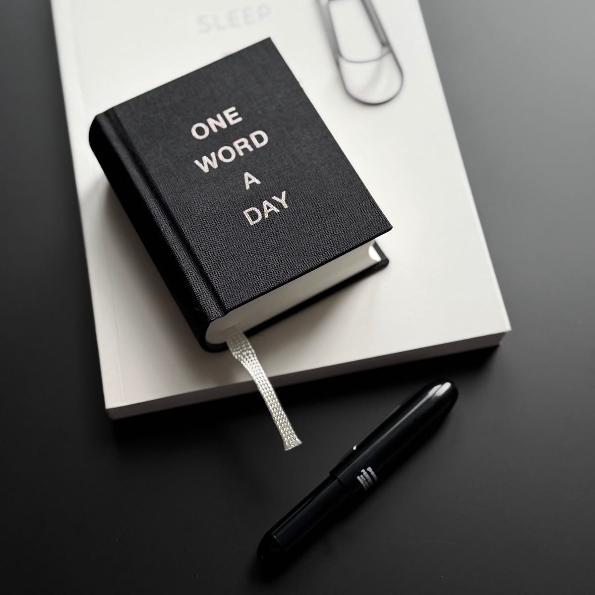 Schwarzes Notizbuch One Word A Day von Paperlux 