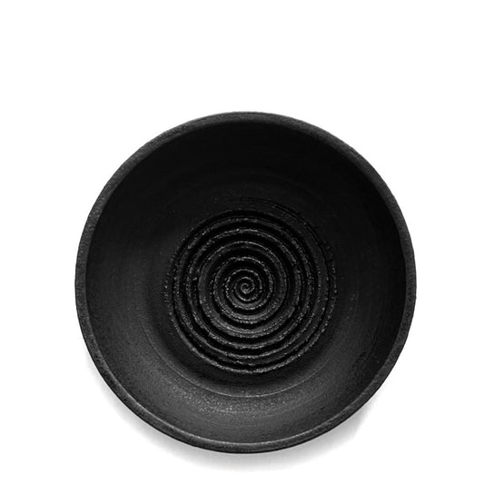 Handgefertigte Dipschale aus schwarzer matter Keramik mit Reibefläche