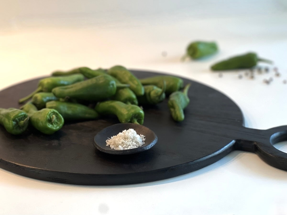 Wunderschönes rundes Holzbrett in drei unterschiedlichen Größen. Jedes Brett wurde schwarz gebeizt, lebensmittelecht.&nbsp;