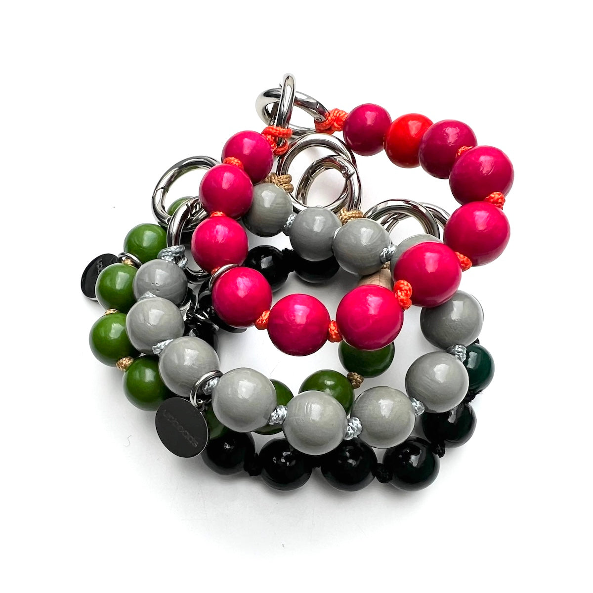 Schlüsselanhänger oder auch Handkette -  ganz wie du magst. Die in Deutschland in liebevoller Handarbeit gefertigten Schmuckstücke lassen sich durch die beiden formschönen Karabiner in deinen bestehenden Schlüsselbund integrieren.
Material: Hochwertige Holzperlen aus nachhaltiger Forstwirtschaft (Deutschland) Perlen mit einem Ø von 1,4cm