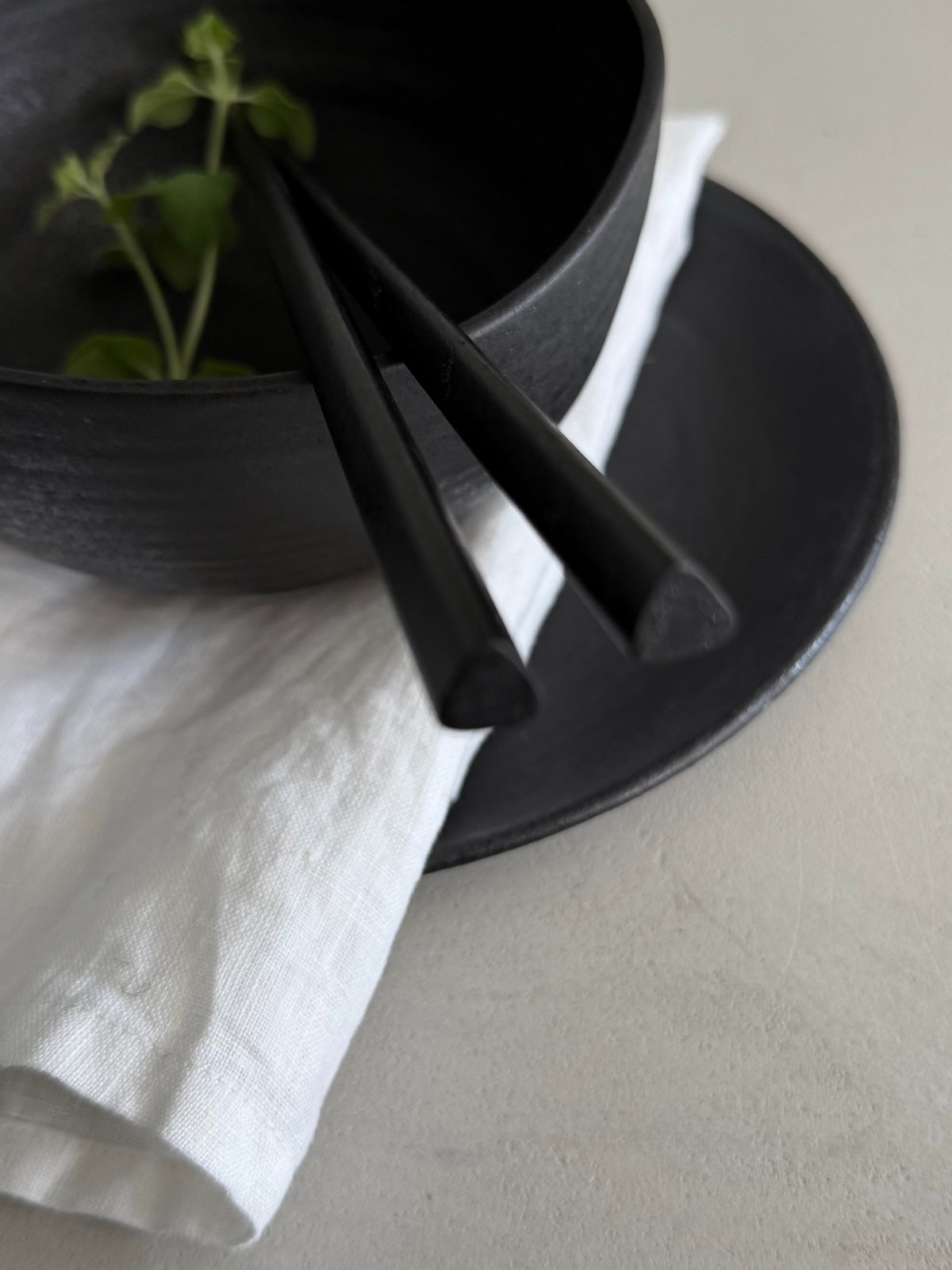 Schwarze Essstäbchen aus Holz