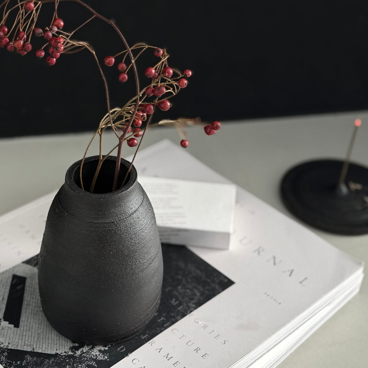 Schwarze Vase aus Keramik