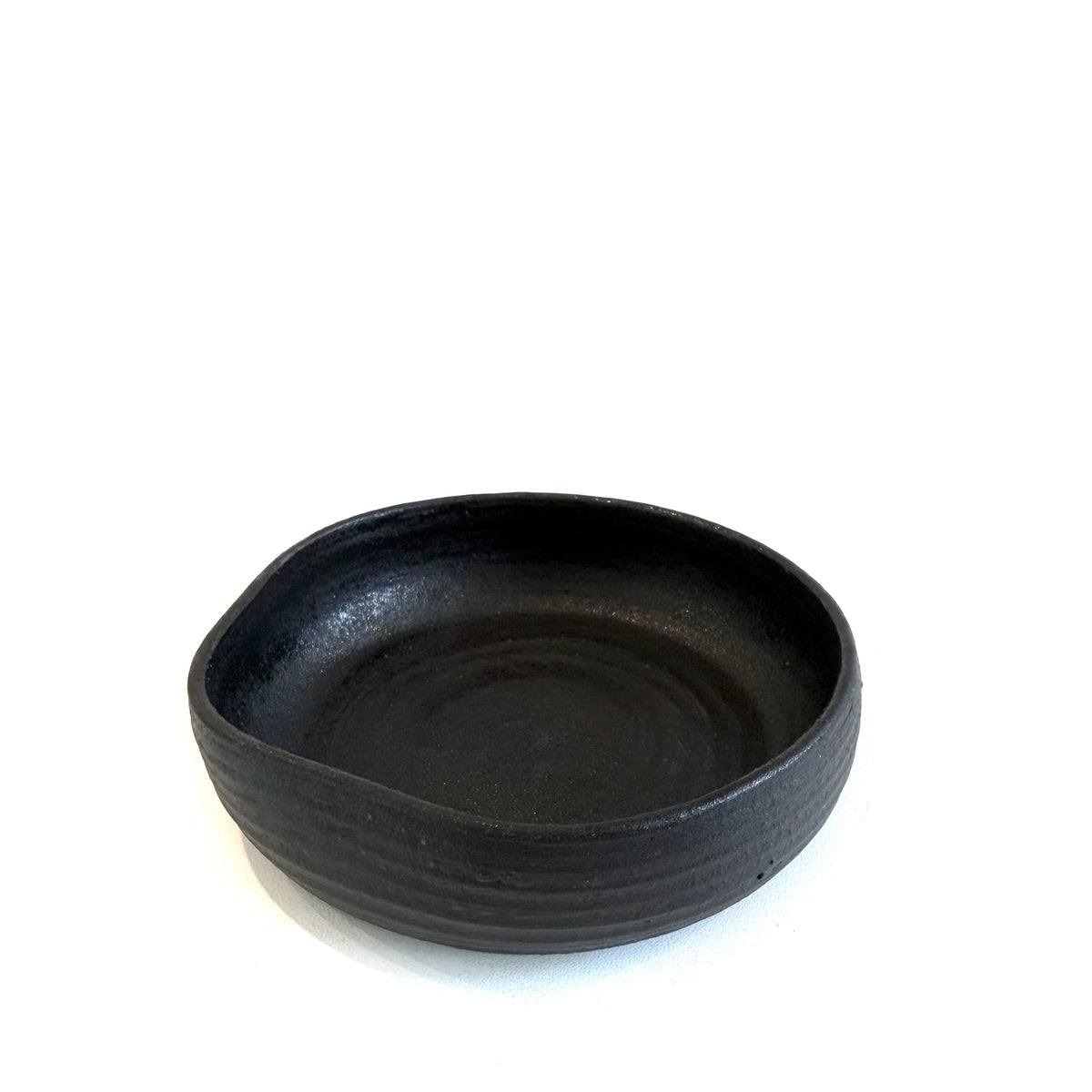 Schwarze flache Keramik Schale