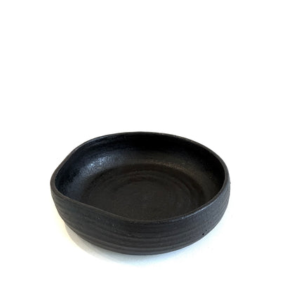 Schwarze flache Keramik Schale