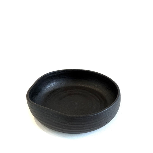 Schwarze flache Keramik Schale