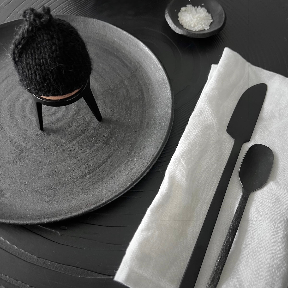 Schwarzer handgefertigter Keramik Teller